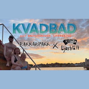 Plakat til badstuekonserten Kvadbad med bandet Rakkarpakk under Ljøsblått 2022. Bandet sitter i badetøy i en trapp ved fjorden i solnedgangen.