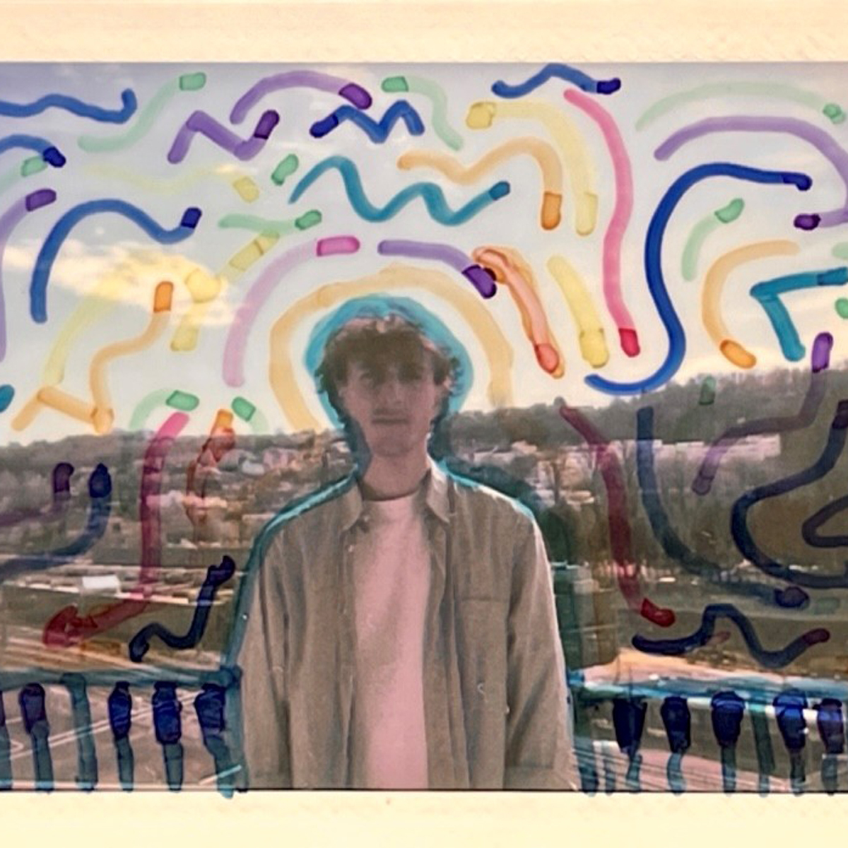 Sander Kolstad foran bylandskap som er tegnet på med tusj.