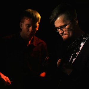 Amund Stenøien og Vetle Skåli spiller i mørkt rom.