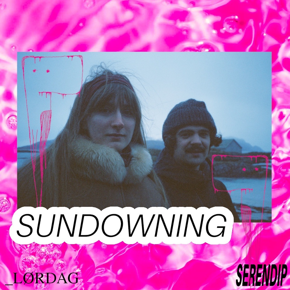 Anita og Antal og Rémy Malchere Pettersen foran en havn i det som ser ut som kaldt vær, med rosa Serendip-grafikk.