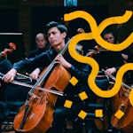 Cellist i orkester, med gul, grafisk illustrasjon klistret oppå.