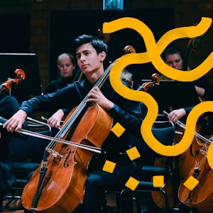 Cellist i orkester, med gul, grafisk illustrasjon klistret oppå.