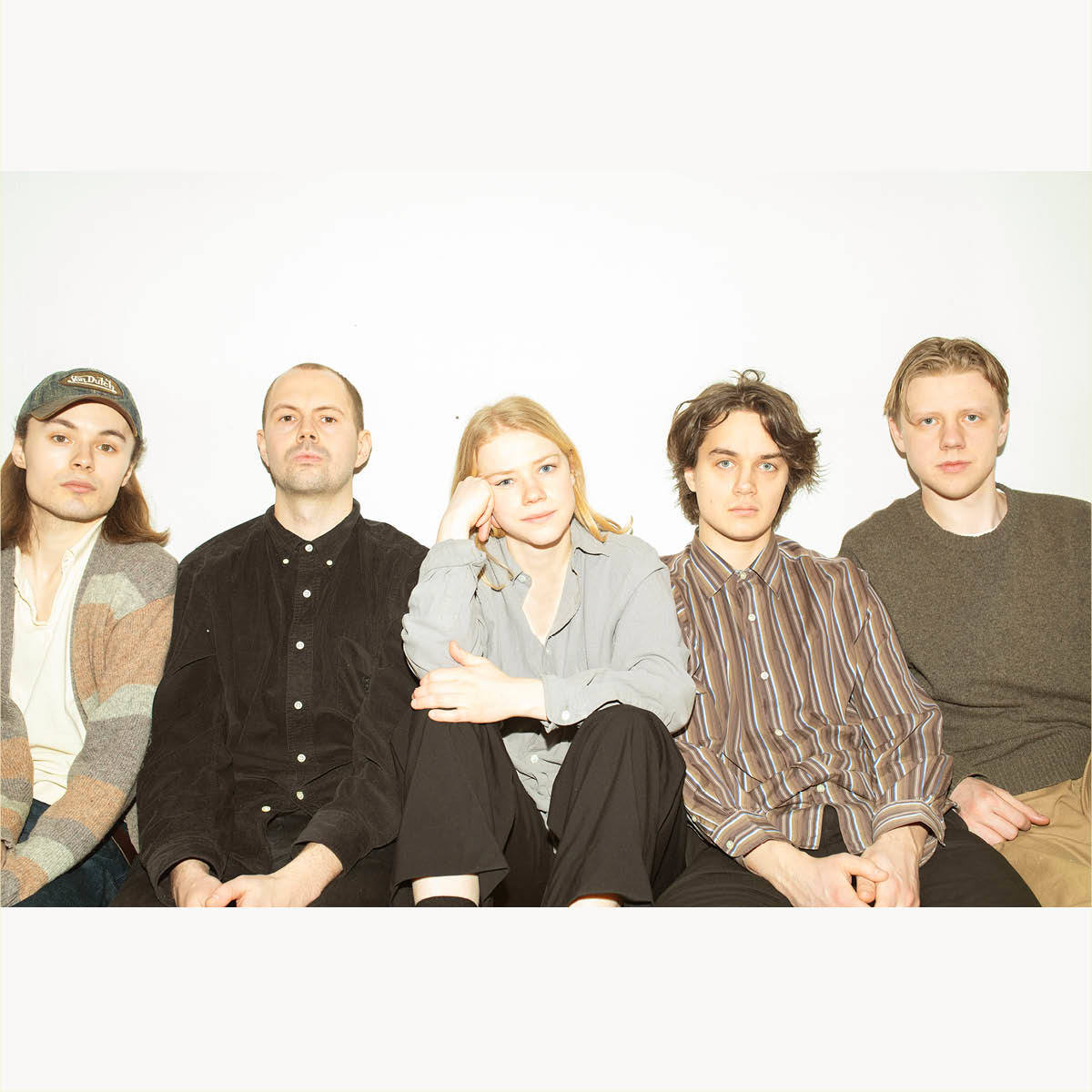 Tuva Halse og kvartetten hennes sitter på hvit bakgrunn.