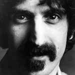Nærbildeportrett av Frank Zappa i svart-hvitt.