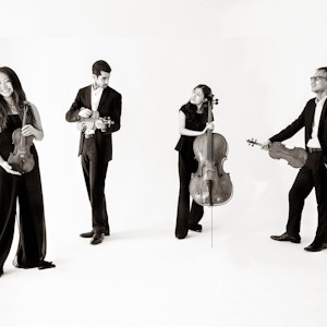 Svart-hvitt-bilde av Zorá Quartet på helt hvit bakgrunn