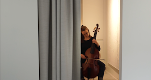 På bildet sitter Inga M. Aas og spiller på en cello.