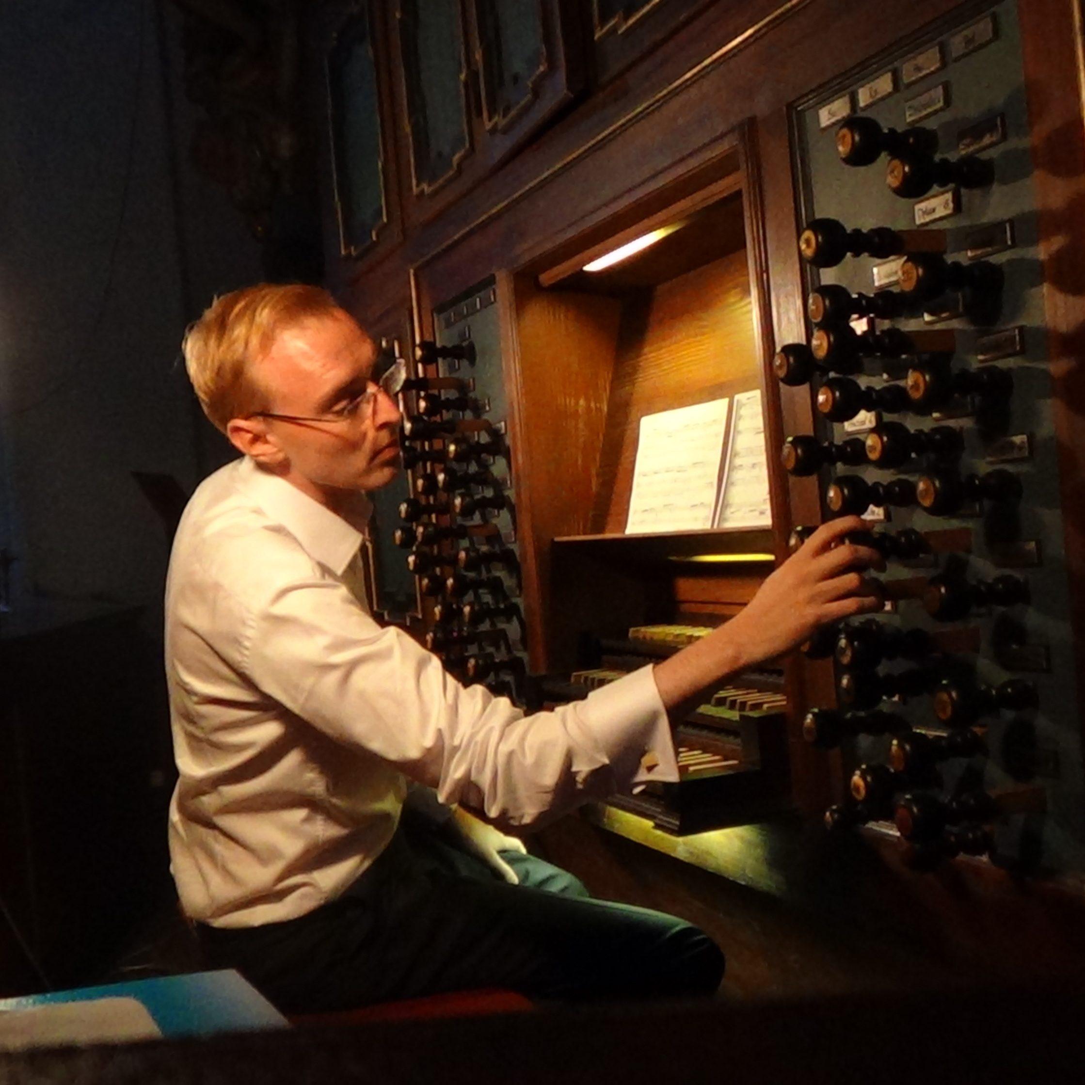 Wilhelm Soliie spiller kirkeorgel