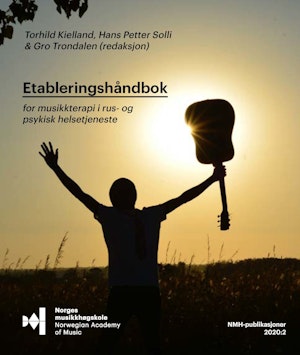 Forsiden til "Etableringshåndbok for musikkterapi og rus i psykisk helsetjeneste" for 2020, med en mann som står med en gitar i solskinnet.