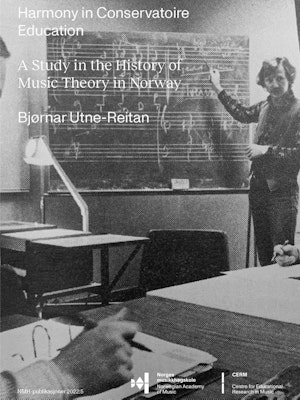 Omslaget viser et historisk bilde i svart-hvitt, antakelig fra begynnelsen av 1980-årene, hvor Nils E. Bjerkestrand underviser satslære på tavle.