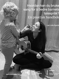 Bilde av forfatteren Lise Lotte Ågedal sittende på gulvet med gitar og som samspiller med et barn