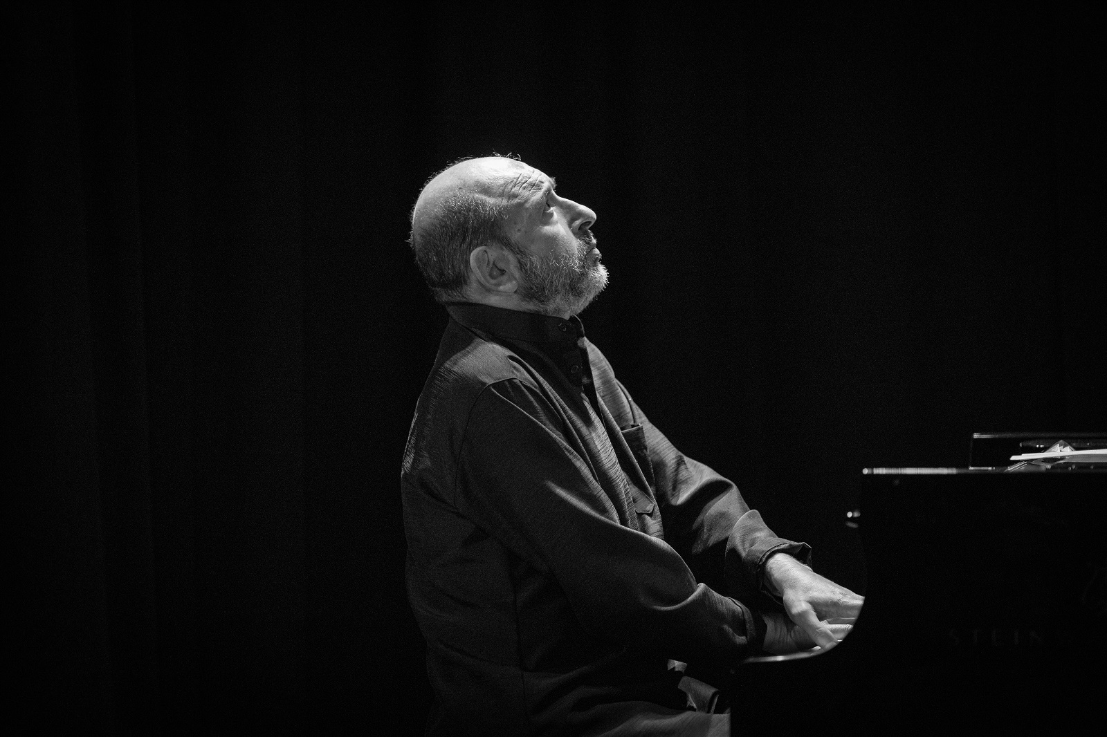 Bilde i halvfigur i sort-hvitt av Misha Alperin som sitter og spiller piano på Sentralen under Oslo Jazzfestival 2017.