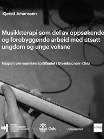 Forsiden til Musikkterapi som del av oppsøkende og forebyggende arbeid med utsatt ungdom og unge voksne av Kjersti Johansson.