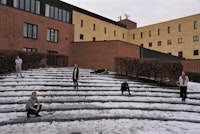 De seks studentene som utgjør SUT 2021–2022 står ute i snøen.