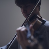 En student spiller fiolin.