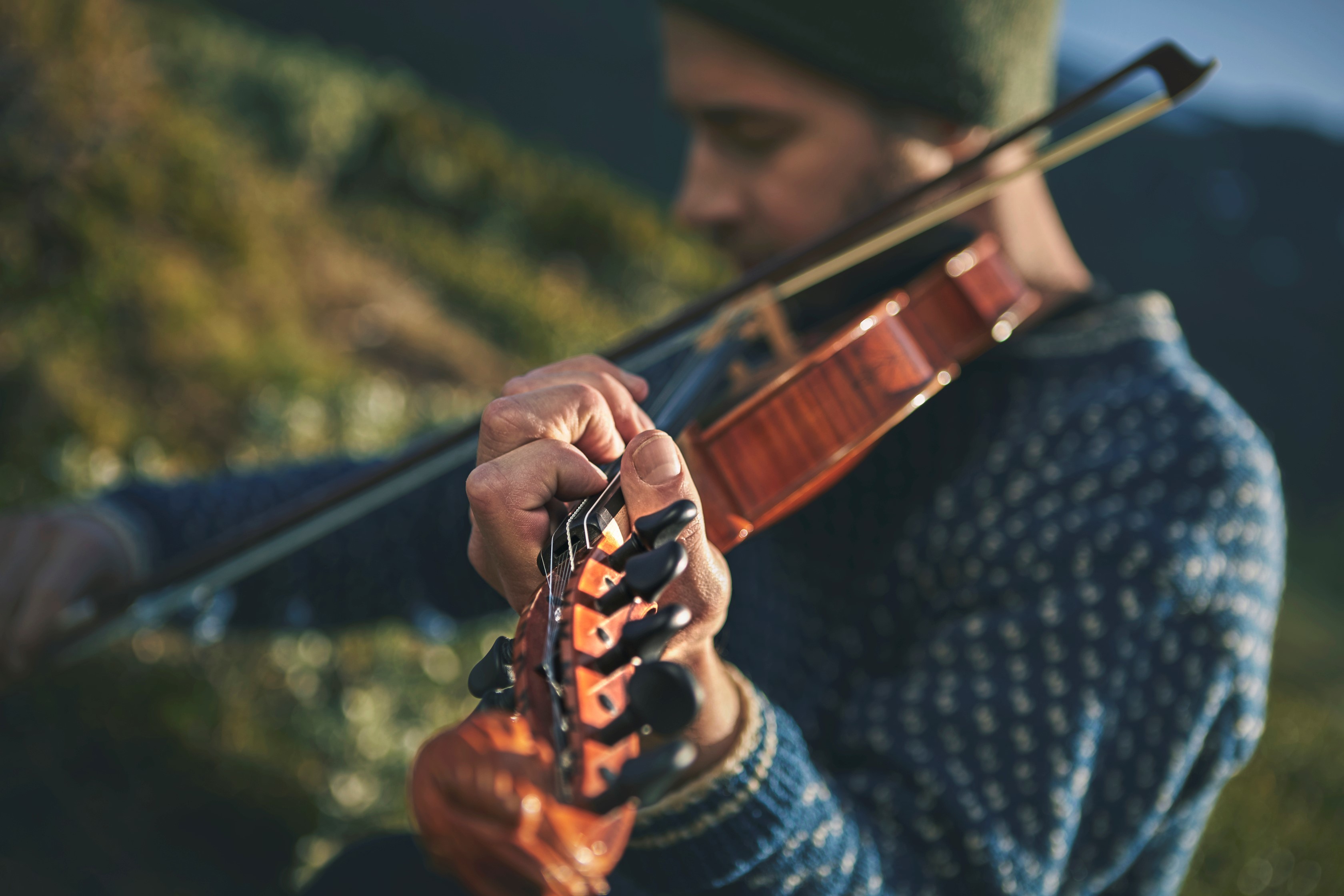 Sivert Holmen spiller hardingfele i blå kofte.