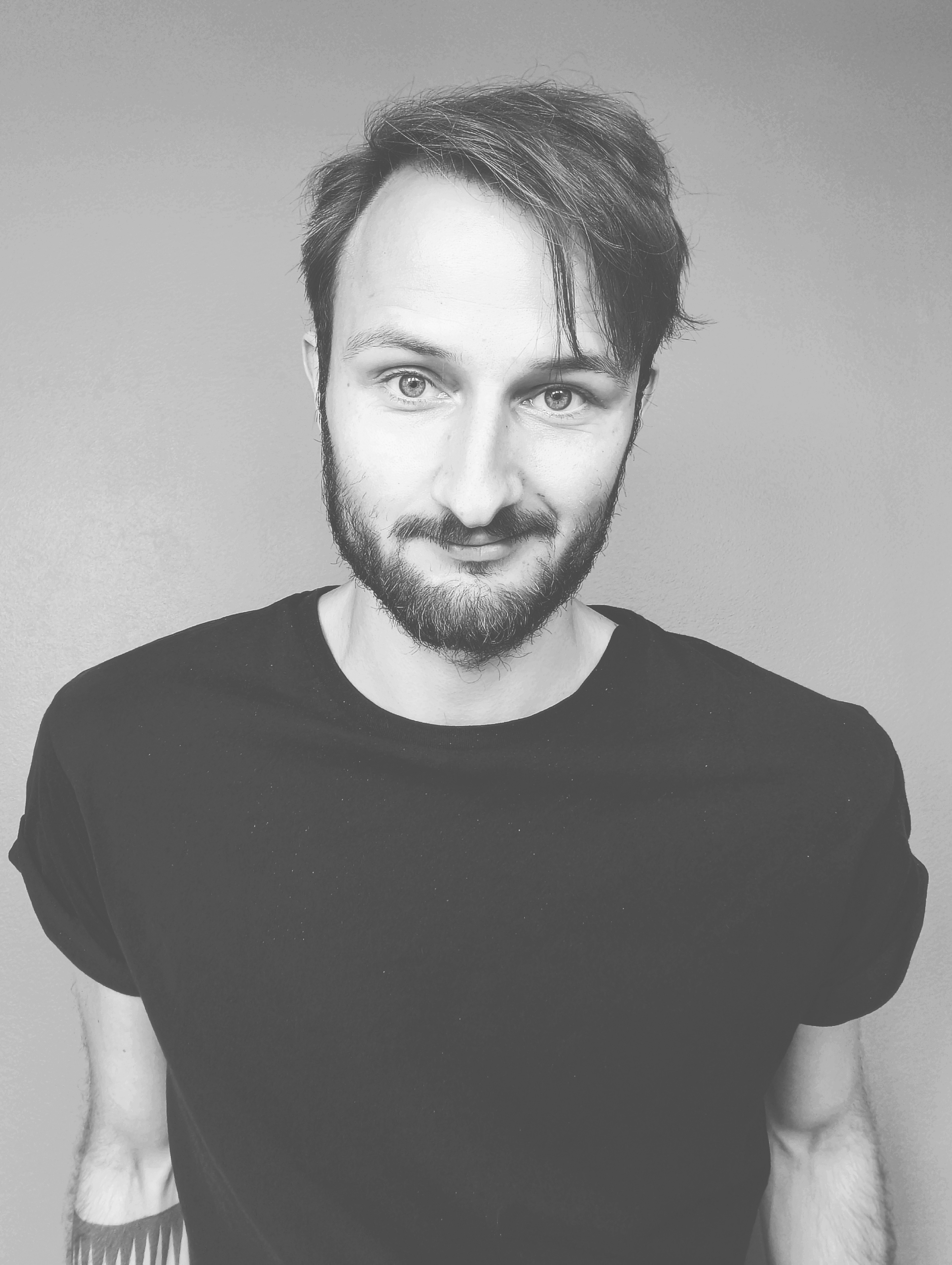 Gisle ser inni kameraet.