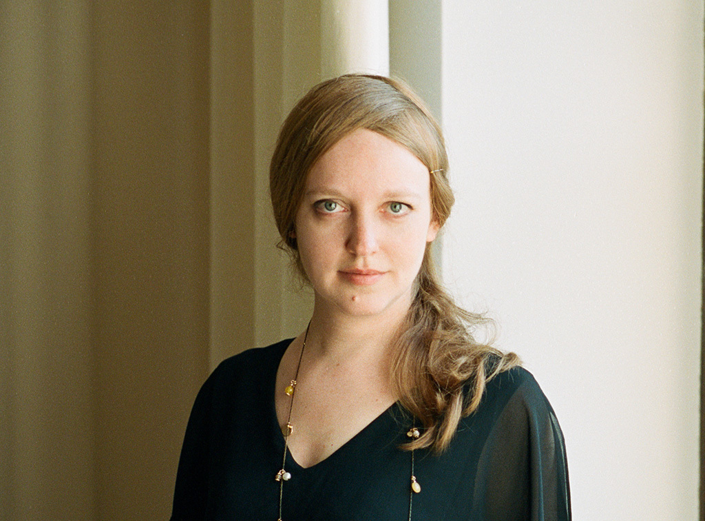 Alvorlig portrett tatt ved vindu.