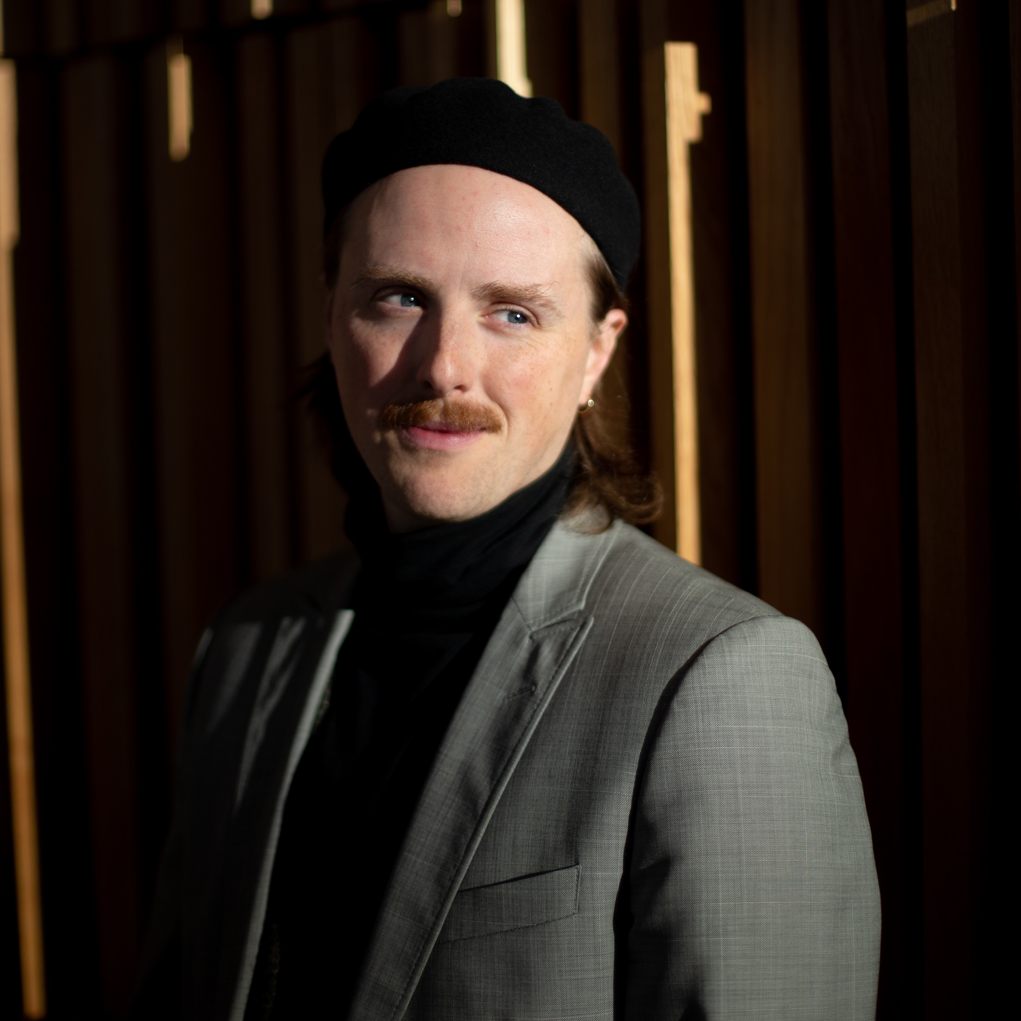 Portrett av John Andrew Wilhite-Hannisdal med sterk skygge.