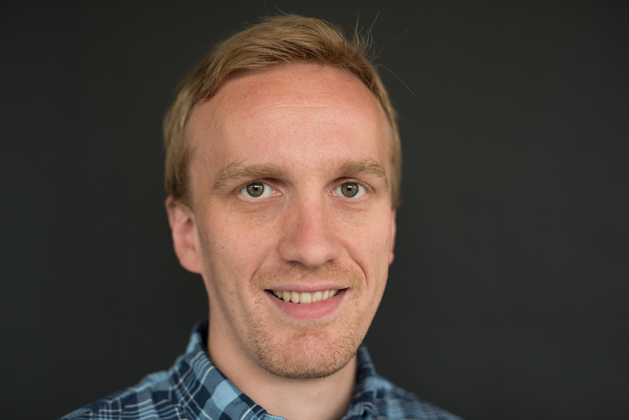 Portrett mot mørk bakgrunn