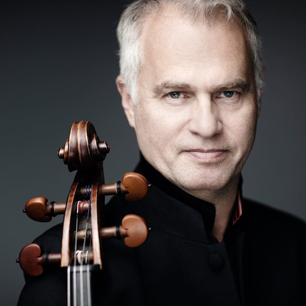 Portrett av Torleif Thedéen med cello.