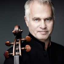 Portrett av Torleif Thedeen med cello.